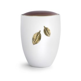 Remember Me urna fehér színben, gesztenyebarna fedéllel és sárgaréz lehulló levelekkel