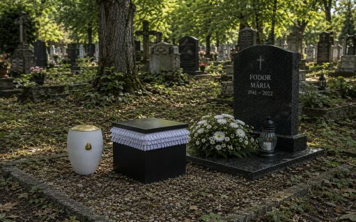 Útmutató a sírkerti és földbe történő elhelyezéshez.